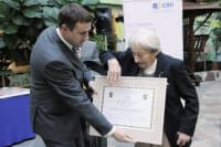 Hejtman předává cenu D. Zátopkové